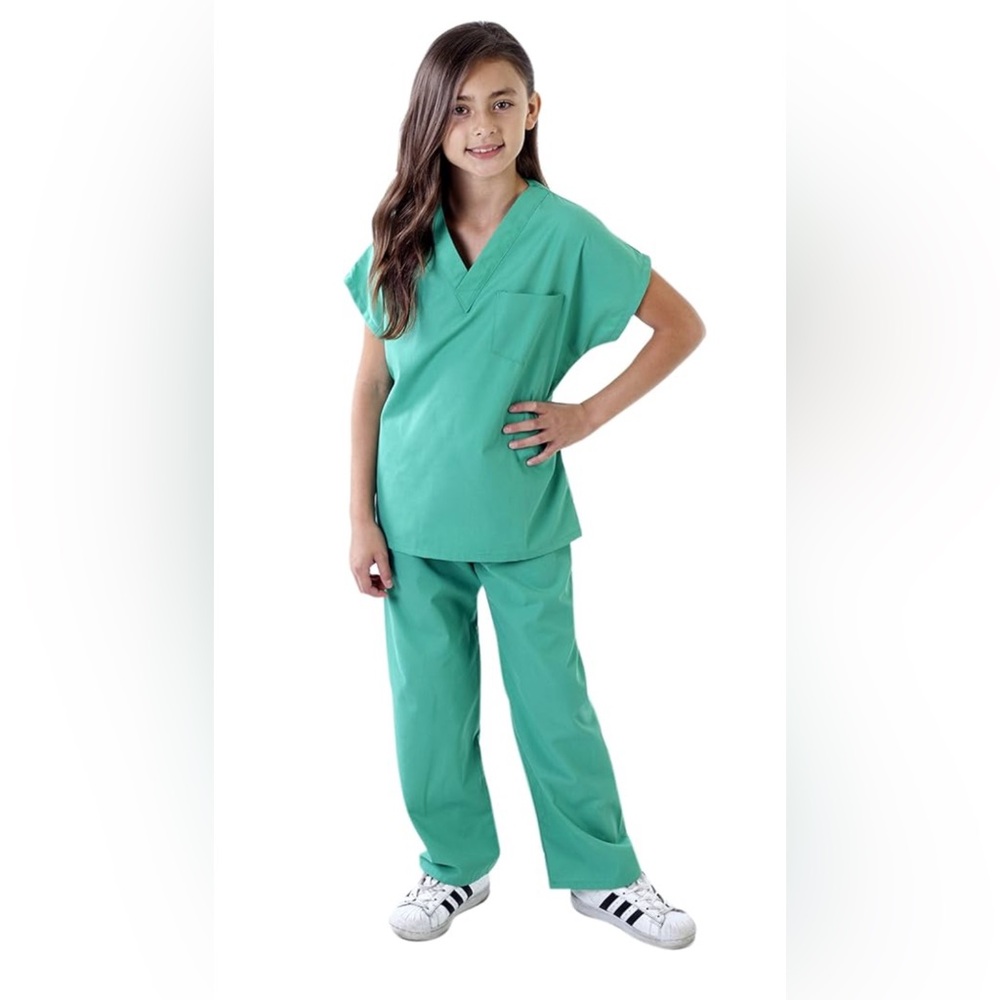Natural Uniforms kids scrub set. Green size 5-6, new in package!
